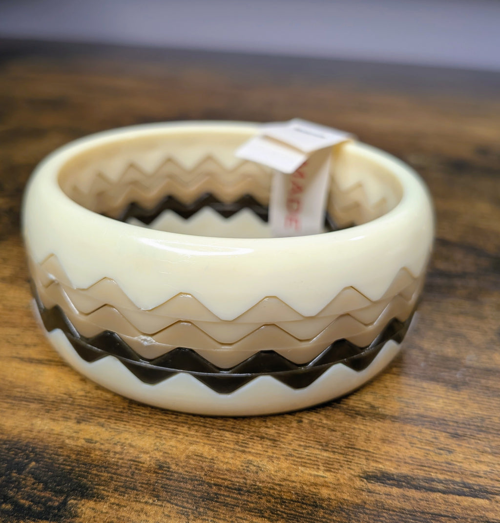 Vintage 1970s Hong Kong Plastic Puzzle Bangle — Chevron Zigzag